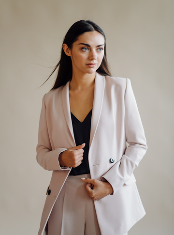 woman wearing tailored blazer outfit in Australia stylish workwear look