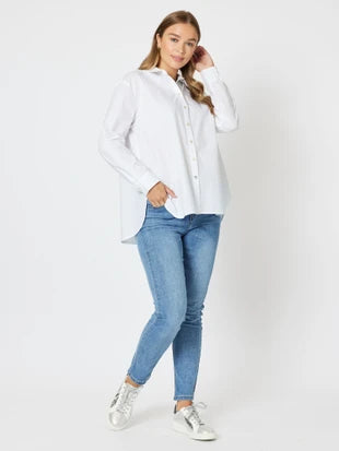 Women’s white oversized shirt with slim fit blue jeans outfit