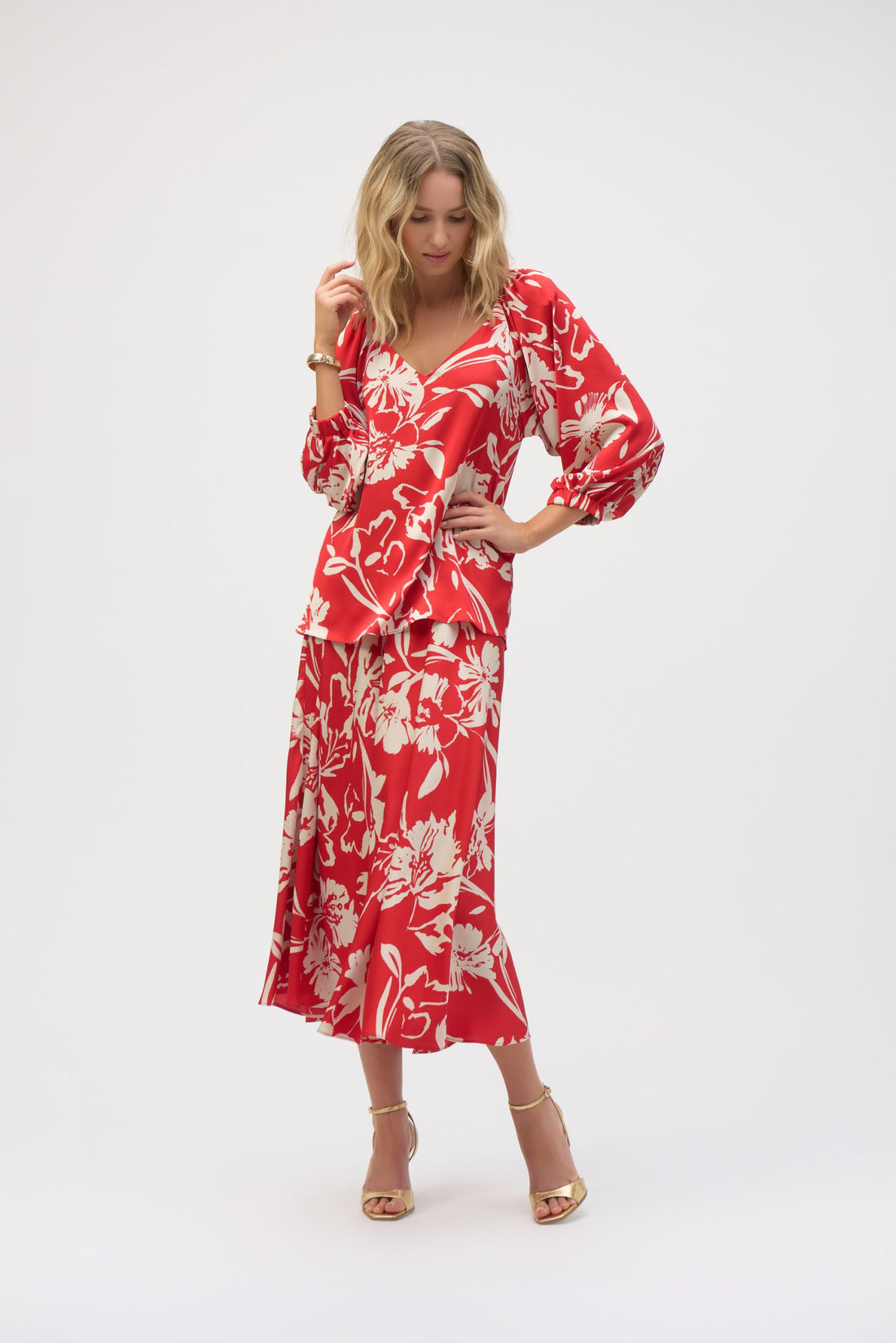 This luxurious hammered satin floral print top is the epitome of femininity and sophistication. Perfect for elevating any wardrobe.