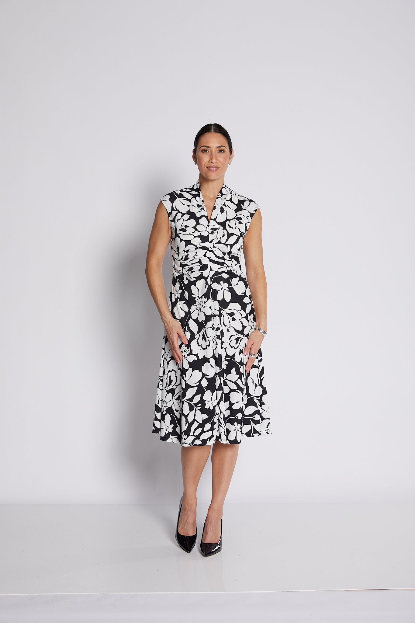 Black & White Floral Sleeveless Dress – Elegant Minimal Style