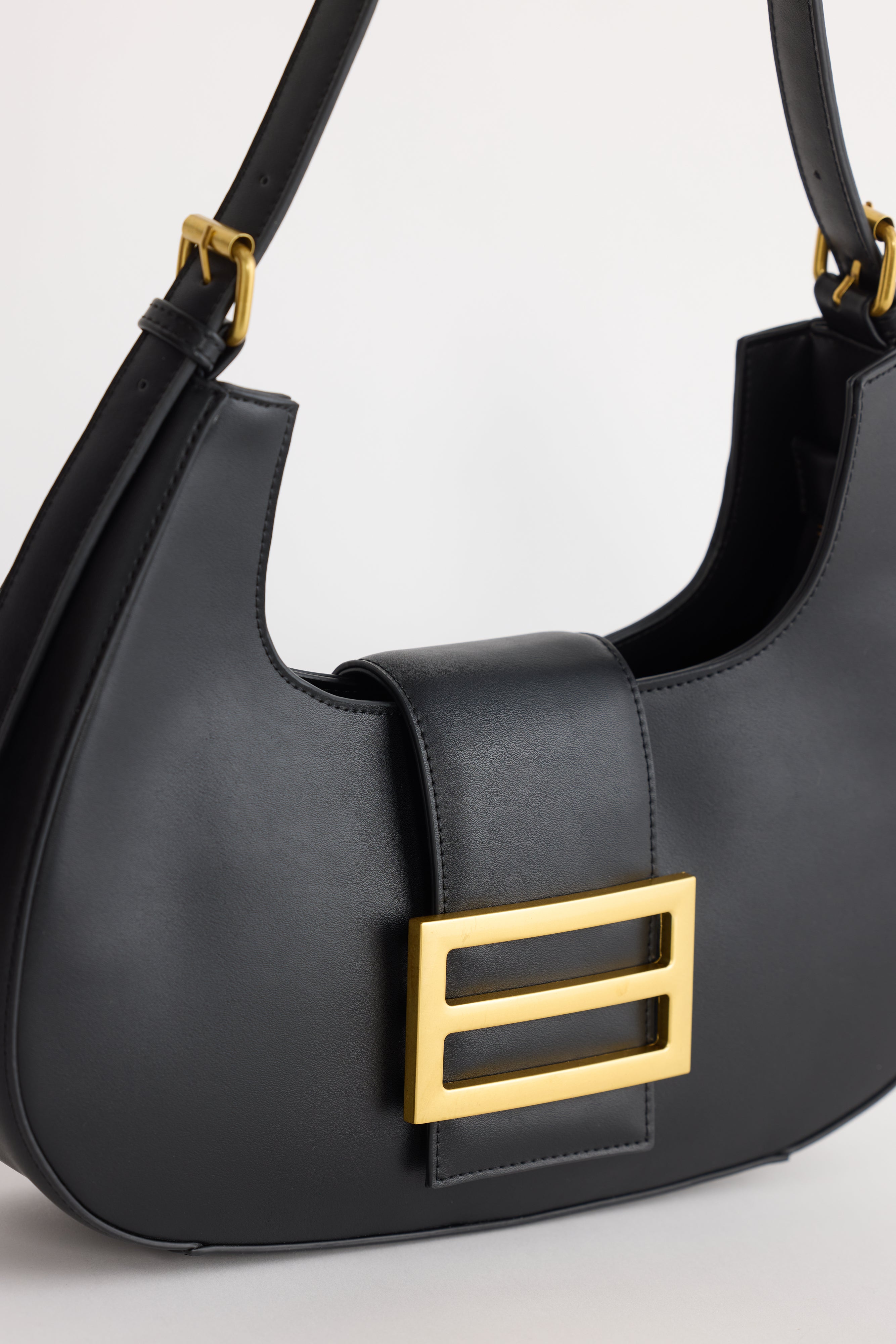 Virginia Handbag – Sleek Black Minimalist Design