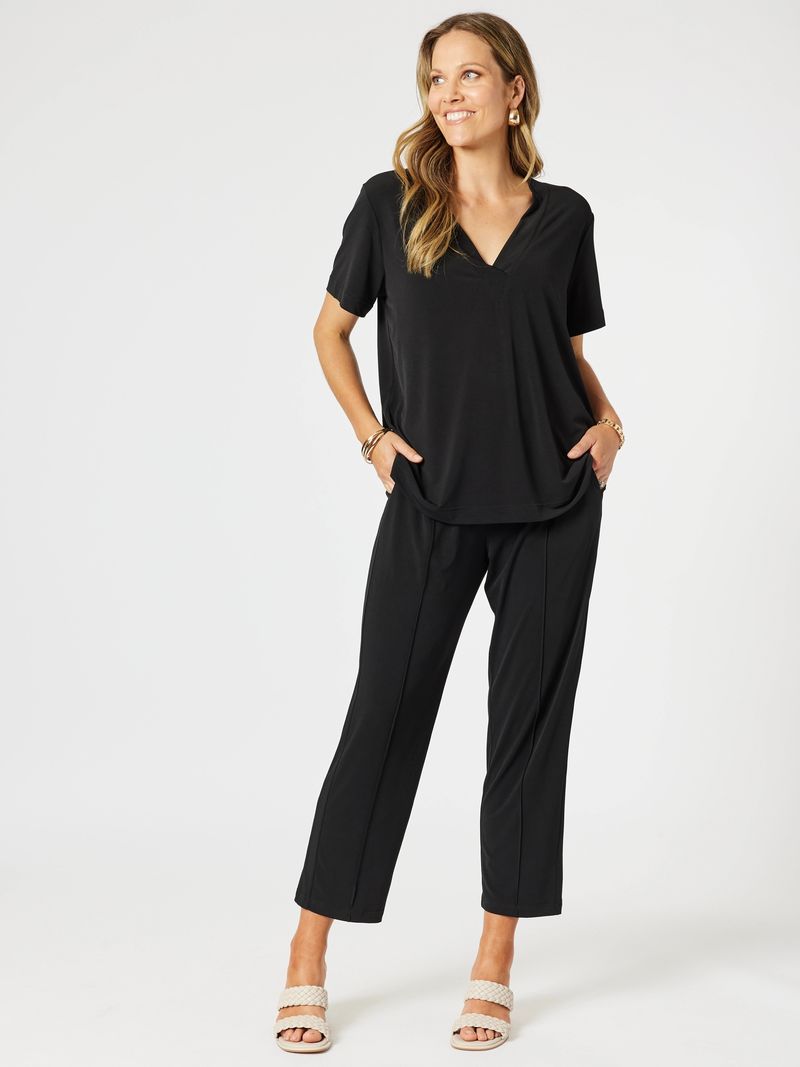 The Maggie V-Neck Travel Top features a laid-back fit and short sleeves.  Soft and lightweight, it’s your go-to for wherever the day takes you.