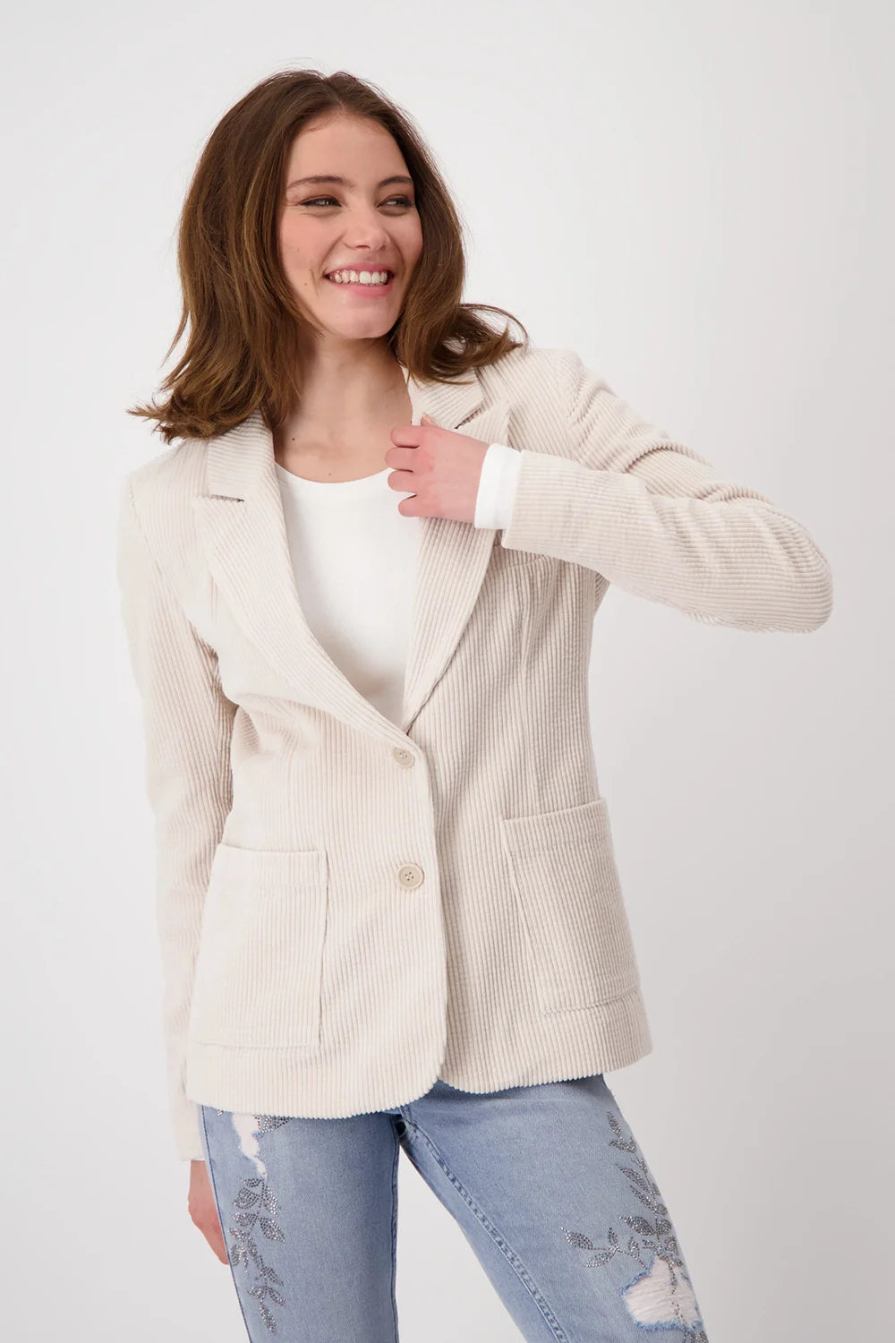 The Monari Cotton Cord Blazer is a tailored, stylish and versatile piece that can easily be dressed up or down. Classic design with modern flair.